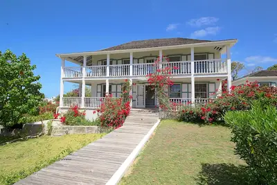 Image de Grand 2br 3ba Estate Home w/Picturesque Views!