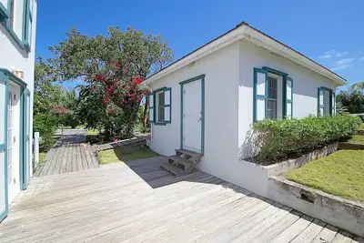 Image de Petite Hillside Cottage on Private Estate w/Pool