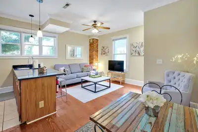 Image de Condo Riviere Stay Downtown! Walk everywhere!