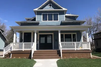 Image de Luxury on Main, remodeled, homey, fresh and bright!