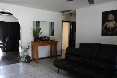 Image de Beautiful two bed one bath close to beaches
