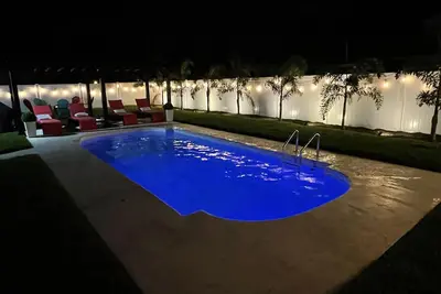 Image de ☀️Wow☀️ Updated with Heated Pool & Hot Tub Home 5 Min To Beach 3bd 2ba 2 King Beds