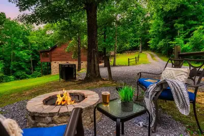 Image de Private Hot Tub, King Size Bed, Full Kitchen and  Seasonal views!