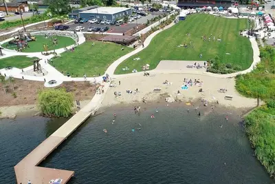 Image de 5 minutes to the  restaurants, shopping center  and Lake!