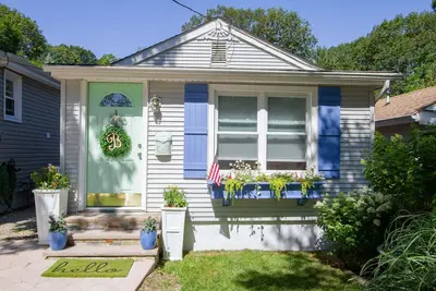 Image de Cheerful 2-bedroom shore cottage with free parking