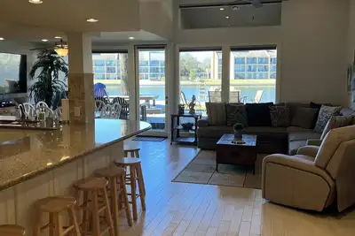 Image de Waterfront updated 3 Bedroom Townhome on Quiet Cove, sleeps 10 fully furnished.