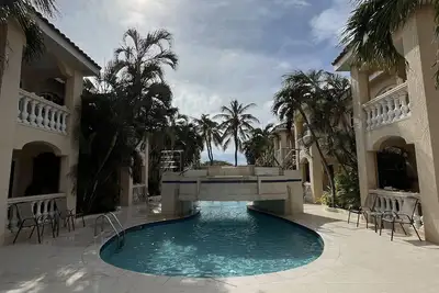 Image de 1 bedroom tropical oasis condo with pool - 1km from Palm Beach!