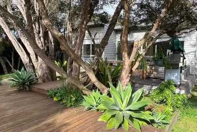 Image de Private Moonah garden with double-deck for relaxing/dining; 10min walk to beach.