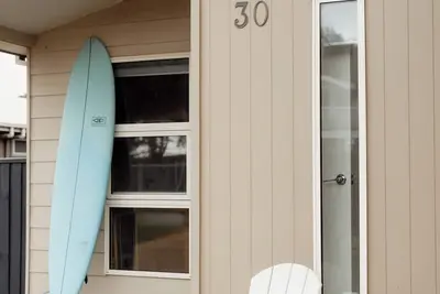 Image de Dolphin Delight - beach, fire, dog friendly, deck, linen and towels provided.