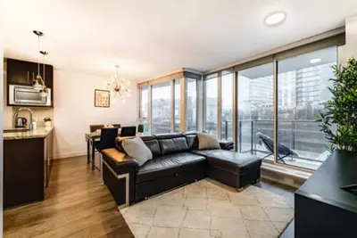 Image de Spacious feel, lots sunlight, King bed; free Ev parking spot, pool & hot tub!