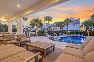 Image de 98 Sandy Shores Ct - Private Gated Street & Beach, Bikes, Pool, Large Home