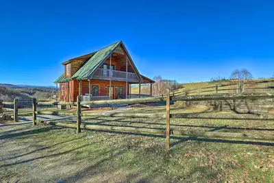 Image de Decks & Panoramic Views: Rustic Sparta Cabin