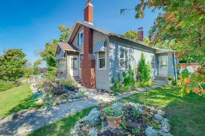 Image de Vintage Charlevoix Home w/ Deck Near Round Lake!