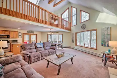 Image de Family-Friendly Poconos Chalet w/ Fireplace
