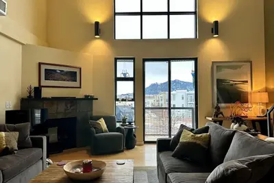 Image de Bright sunny modern Condo /6 month lease