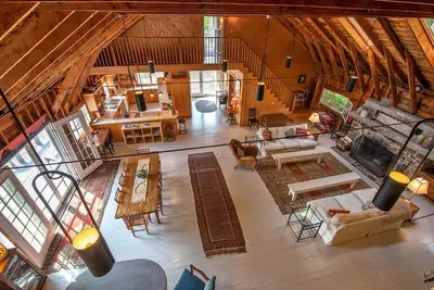 Image de Spacious family retreat on a quiet cove with dock access