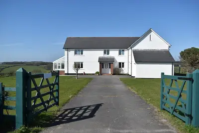 Image de Three Moors View is a spacious five-bedroom house in rural West Devon