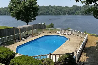 Image de Lake House Retreat with a Pool