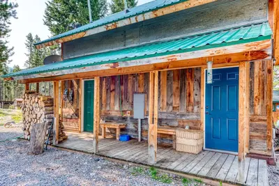 Image de Sula Mountain Retreat with Hot Tub and Fun-filled Shop