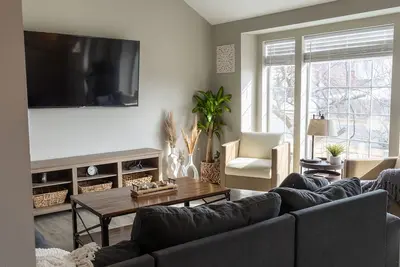 Image de 4 level remodeled, great location! New Deck, New Floors, new Everything, Ac