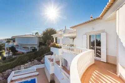 Image de Villa luxueuse de trois chambres avec grande piscine et spa située dans un jardin privé