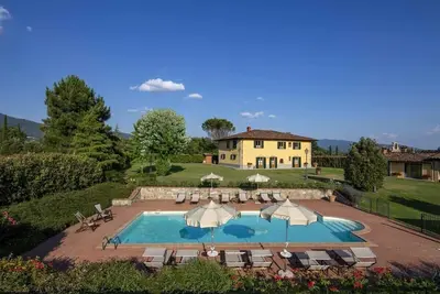 Image de Tuscan Farmhouse Villa With Abstract Coloring