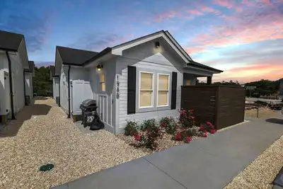 Image de King & Bunk Beds, Beach Parking Pass, & Pets Stay Free