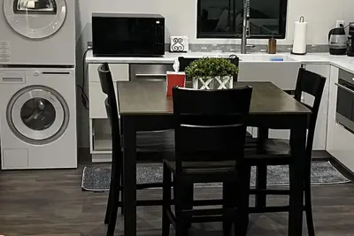 Image de Grizzly Apartment with Wolf and Subzero Appliances