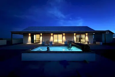 Image de The Merit Camp: private modern ranch house w/pool just outside Marfa City limits