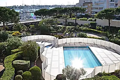 Image de T2:30m², elevator, air-conditioning, swimming pool, private parking, near beach and port, shops