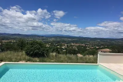Image de Très belle villa et sa piscine chauffée spacieuse qui enchantera vos vacances.