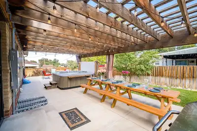 Image de Hot Tub, Steam Room, Billiards, Ping Pong, Darts, 3 Kings, 8 beds total.