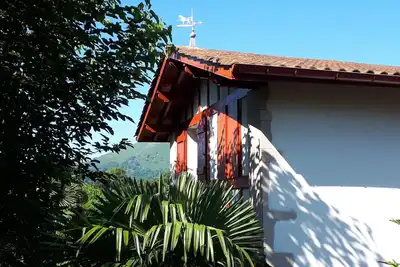 Image de Sare, entre océan et montagnes
