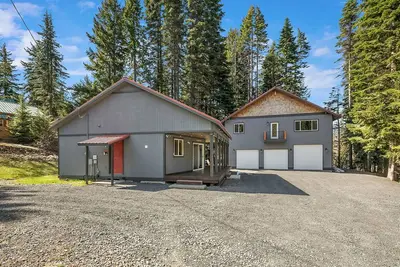 Image de 2 blocks easy access to Snowmobile Trails at Last Resort