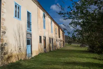 Image de Ancienne ferme au milieu des champs près d'une voie verte