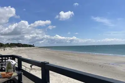 Image de Maison résidentielle avec piscine et à proximité de la plage