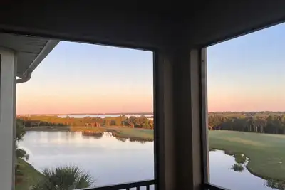 Image de Top Floor Corner Condo