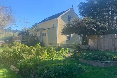 Image de Cozy Victorian Farmhouse in walking distance to the village of Mendocino!