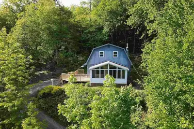 Image de Swim, Hike, Paddle, and Relax on a 21-Acre Pond in the Lake Sunapee Region