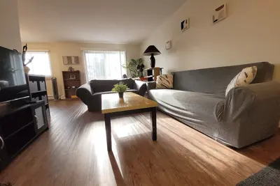 Image de ✅️ Minutes to Rogers Place✅️ King-2 twins-futon-cot✅️ 124 Street Arts District