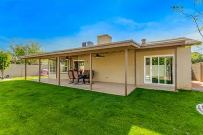 Image de Beautiful 5 Bd/2 Ba with 8 Beds and Spa! Golf, Asu, Cubs & A's, Downtown Mesa!