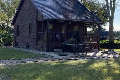 Image de Cajun Country at its best. Private Acadian style guest house on estate property.