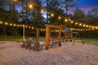 Image de Blossom Belle Lodge: Central Hub | Luxury Family Cabin| Fire Pit | Hot Tub |Deck