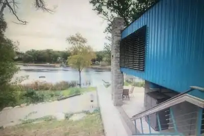 Image de Waterfront House. Minutes to Legacy Center; 25 minutes to the Big House!