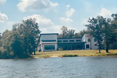 Image de Modern Luxury on Cedar Creek Lake, Private Pool!