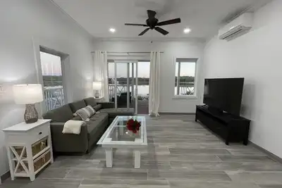 Image de Lake Cottage: Relaxing Cottage with jacuzzi -2 mn walk to Tropic of Cancer beach