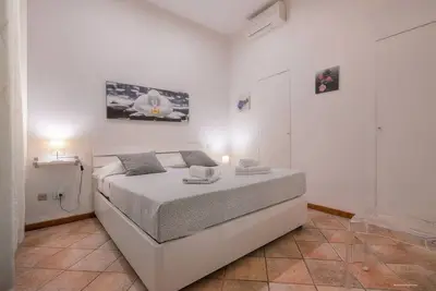 Image de Bel appartement dans un immeuble élégant avec portier, au premier étage avec ascenseur, meublé finement et moderne, parfait pour un couple ou jusqu'à 5 personnes. La cuisine est équipée de tout ce dont vous avez besoin et s'il manque quelque chose,