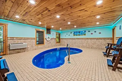 Image de ⛰️Beautiful Cabin, Heated Indoor Pool, Hot Tub, Games & More! 🌄