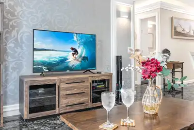 Image de 0. 1 mile to Waikiki Beach-Renovated 2b/2b Condo/Free Parking