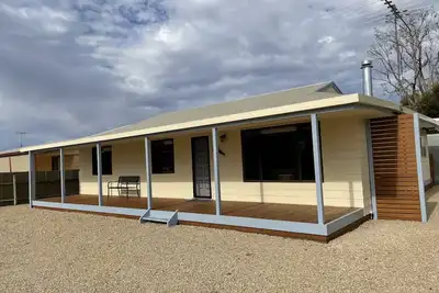 Image de Minutes to the beach! Freshly renovated, stylish & modern.